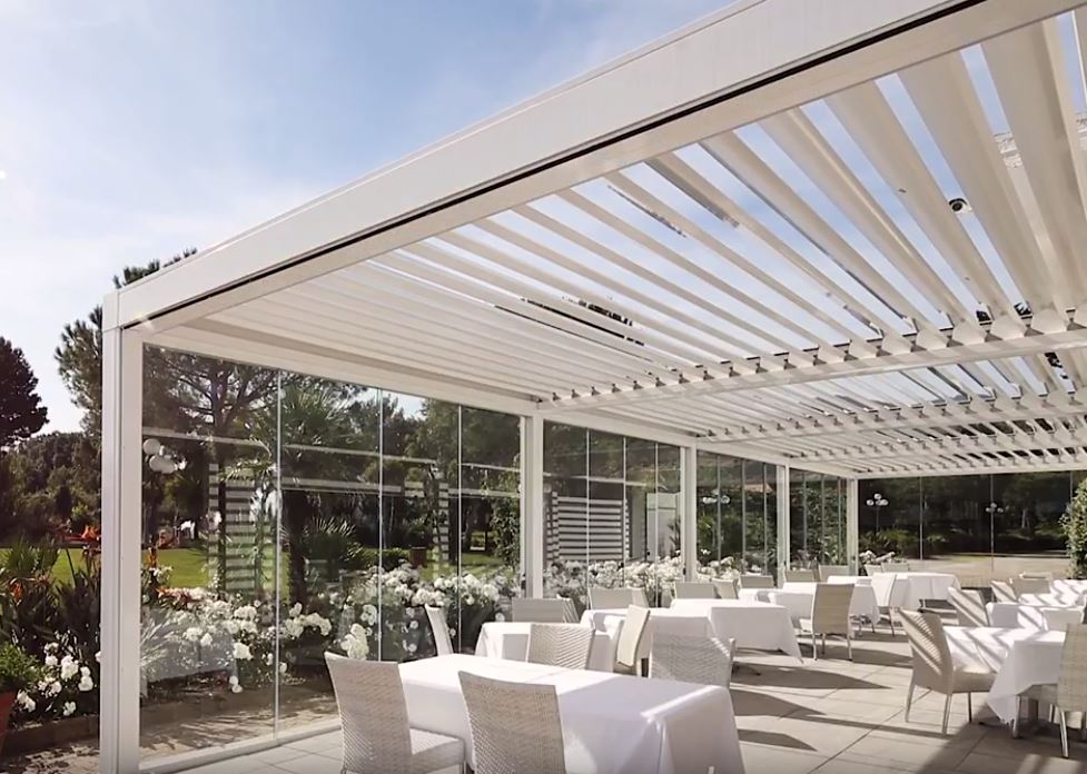 PERGOLA BIOCLIMATICA A LAMELLE ORIENTABILI ADDOSSATA VISION PRATIC